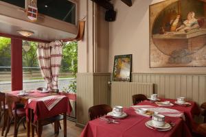 The Green Gallant - Etchegorry Inn - Points About Your Stay