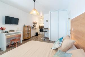 The Small Flowered Patio - Points About Your Stay