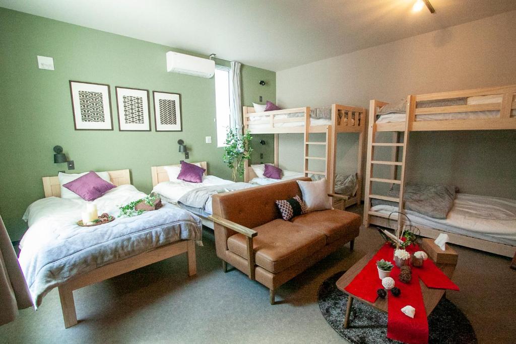 UCHI Living Stay Three - Good To Know