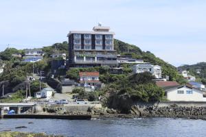A 1-Minute Walk to Ebisu Island, a Spacious Guesthouse With Free Parking and Available Hot Spring Services - Location and Property Overview