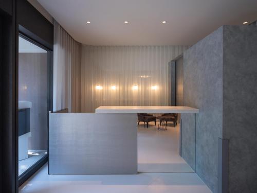 FFFFFF Hotel - Room Features