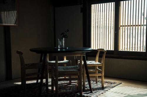 Oito, a Coffee Shop and Inn Standing Amidst Beautiful Townscapes - Overview of Oito