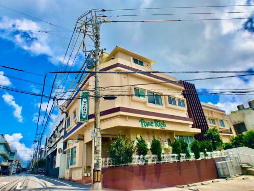 Time Rich - Location and Nearby Attractions