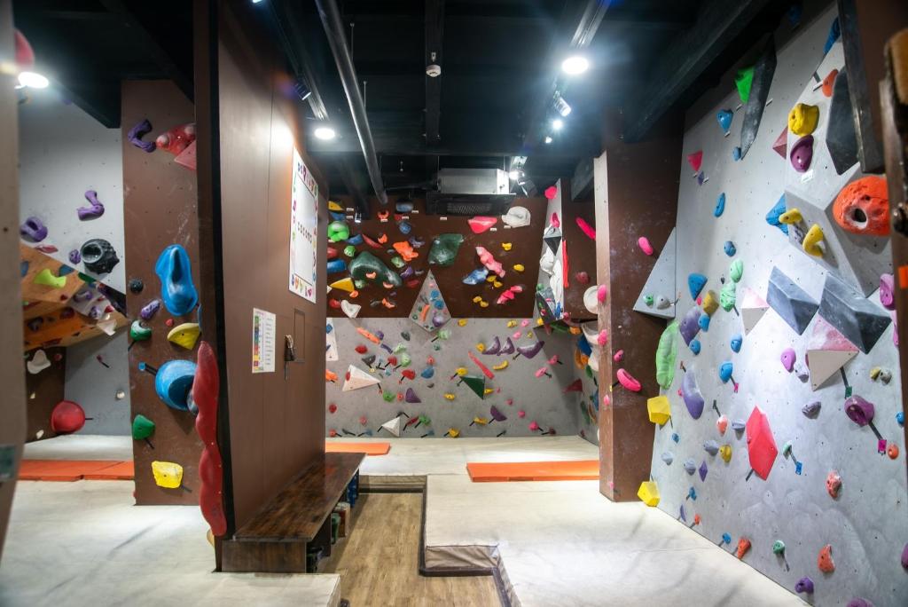 CLIMB INN COCOMO Review