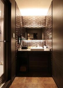 N Hotel - Location and Accessibility