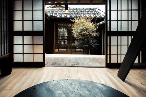 Oito, a Coffee Shop and Inn Standing Amidst Beautiful Townscapes - Location and Nearby Attractions