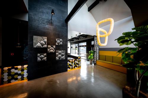 The Villa & Barrel Lounge - Breathtaking Proximity and Locale