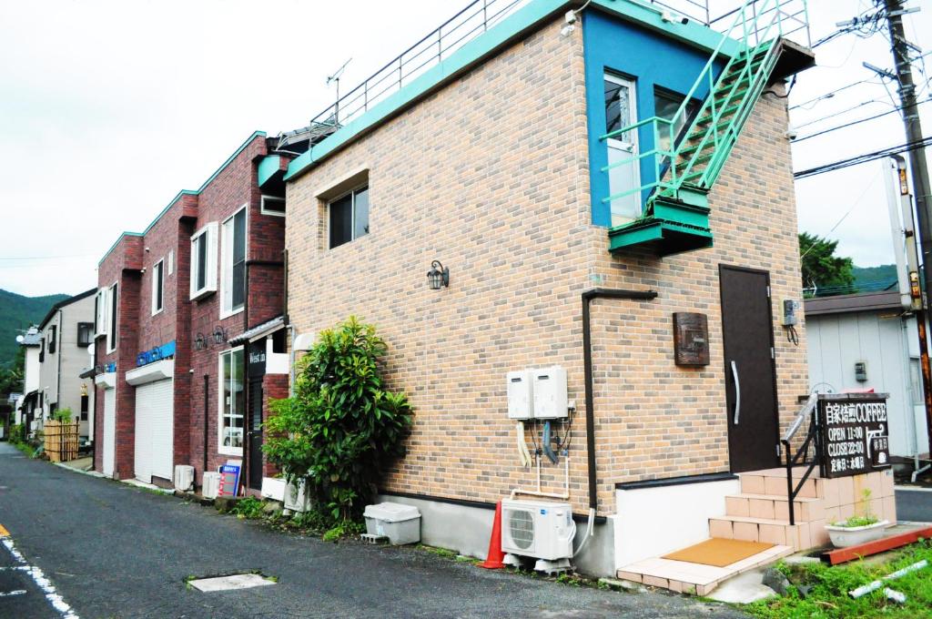 WEST in - Location and Attractions