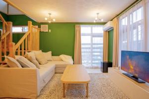 Yuzawa Onsen Lodge 1min to LIFT House - Amenities and Services