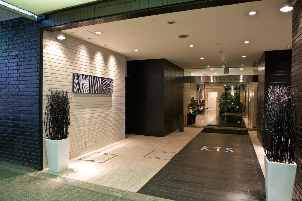 Hamilton Hotel Black Review