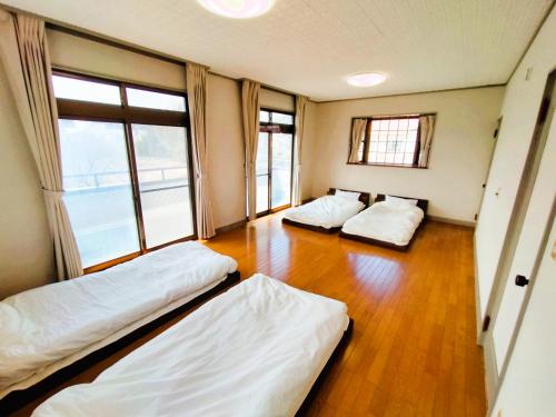 Japanese Sunshine Bakery House - 12 Pods 30m Living Dining Room Two Cars Maximum Delivery Time 10 Minutes - Good To Know