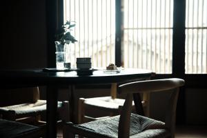 Oito, a Coffee Shop and Inn Standing Amidst Beautiful Townscapes - Room Types and Amenities