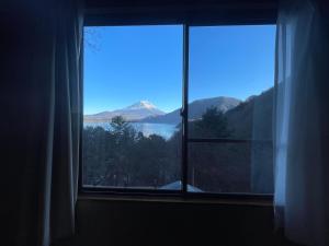 Kouan at Lake Motosu - Location and Accessibility