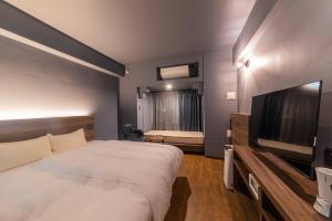 Hotel Brick - Dining and Entertainment Nearby