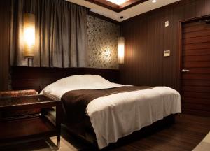 HOTEL ZERO - Check-in and Check-out