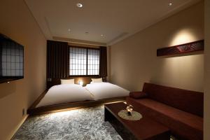 Minn Kanazawa - Booking Information