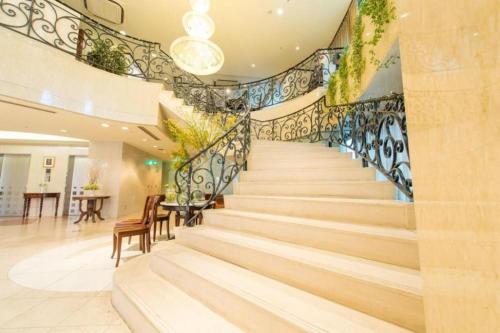 Shonan Kamakura Crystal Hotel - Parking and Services