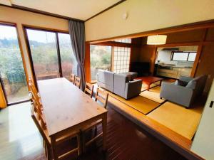 Japanese Sunshine Bakery House - 12 Pods 30m Living Dining Room Two Cars Maximum Delivery Time 10 Minutes - Booking Information