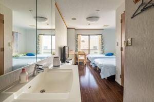 MR. TOMO KAWANA - Location and Nearby Attractions