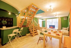 Yuzawa Onsen Lodge 1min to LIFT House - Frequently Asked Questions