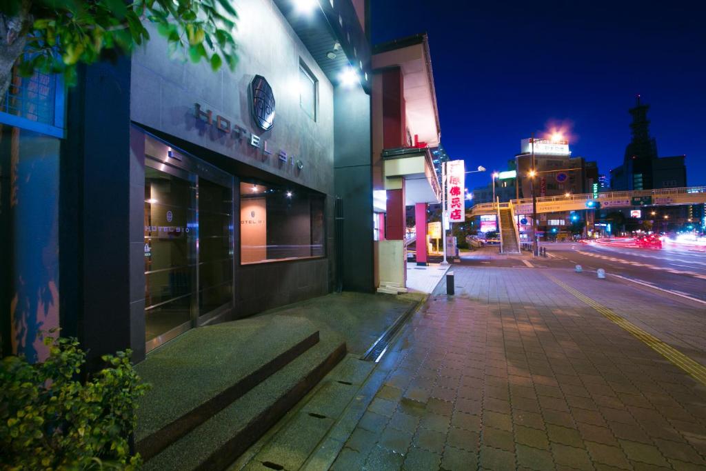 HOTEL 910 Review