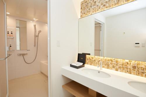 LAZOR SEA RESORT - Hotel Overview and Location