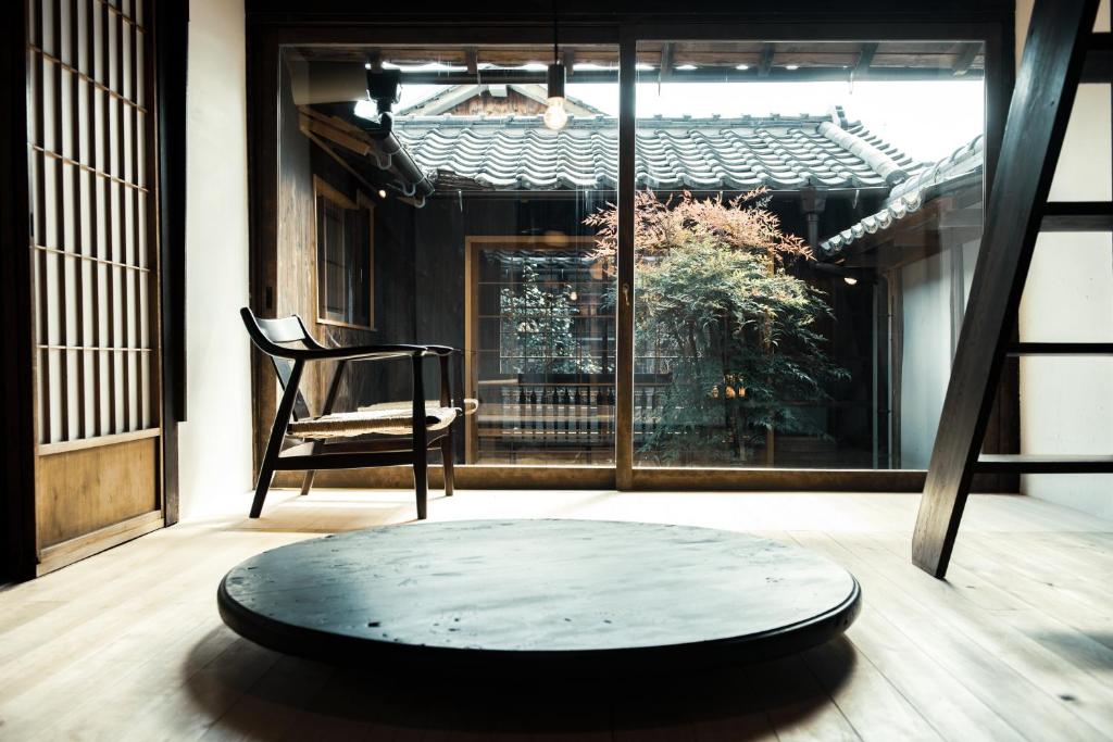 Oito, a Coffee Shop and Inn Standing Amidst Beautiful Townscapes Review