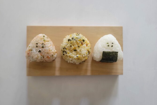 Kamakura Small Group Onigiri Making and Sake Tasting in Sake Bar