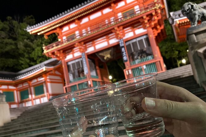 Small Group Walking Tour in Gion at Night With Sake in Hand