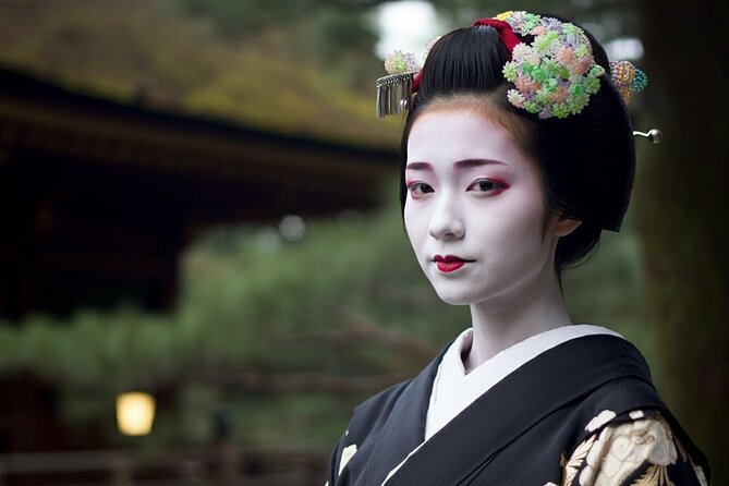 Small Group Walking Tour in Gion at Night With Sake in Hand - Included Experiences