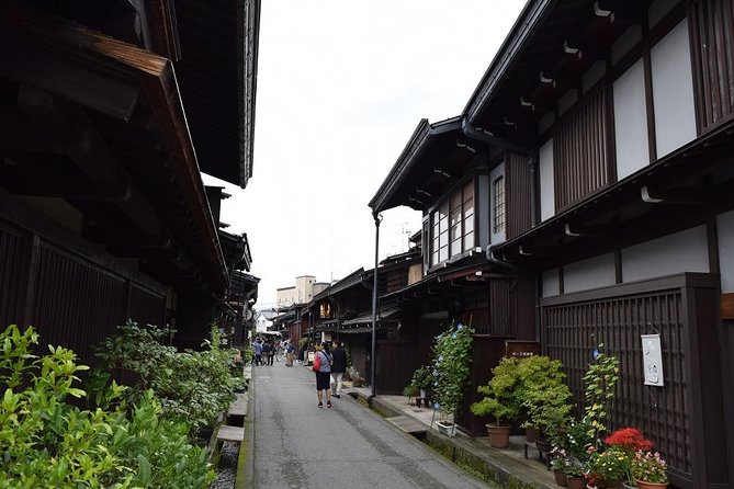 Shirakawago and Hida Takayama Day Trip From Nagoya - Experiencing Gassho-zukuri Architecture