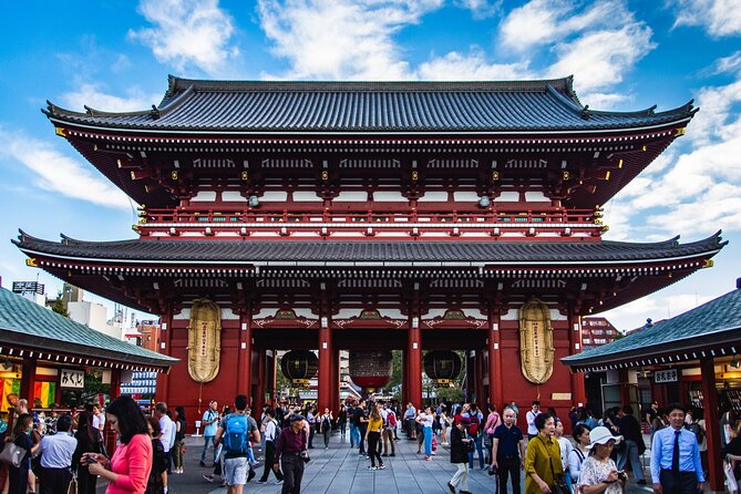 Asakusa, Tokyo: Rickshaw Experience and Highlights Walking Tour - Admiring the Kaminarimon Gate
