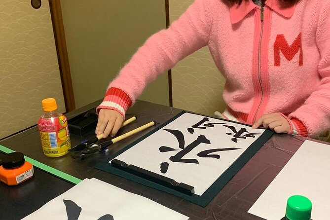 Japanese Calligraphy in 100 Years Old Townhouse Kyoto Ninenzaka - Creating Unique Calligraphy Masterpieces