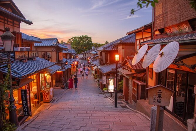 Geisha Streets & Real Kyoto Magical Night (w/Kyoto Snack) - Insights From a Knowledgeable Guide