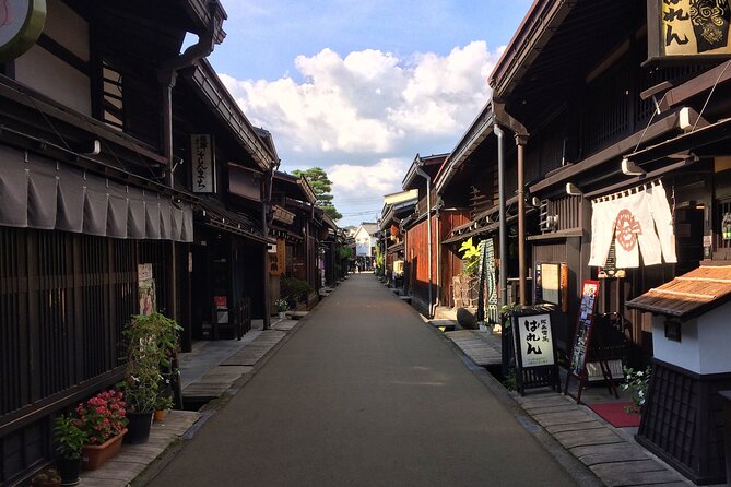 EXPERIENCE TAKAYAMA OLD TOWN & MORNING MARKETS in 1 Hour! - Visiting the Iconic Nakabashi Bridge