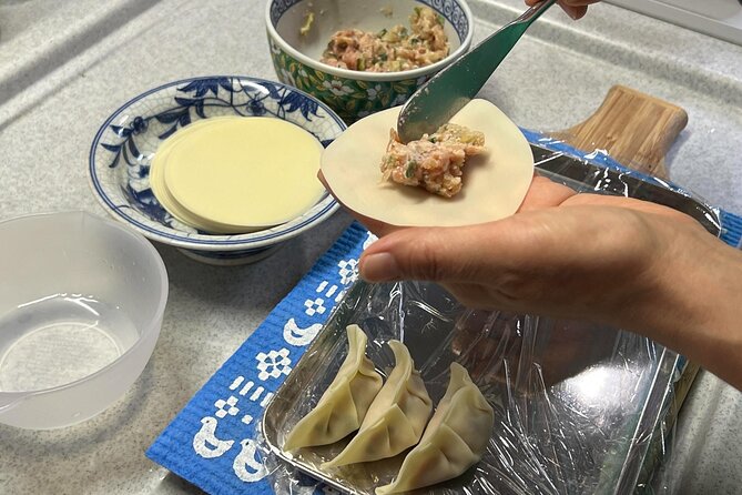 Japanese Home Cooking Class in Tokyo With a Local Expert - Crafting Sushi Rolls