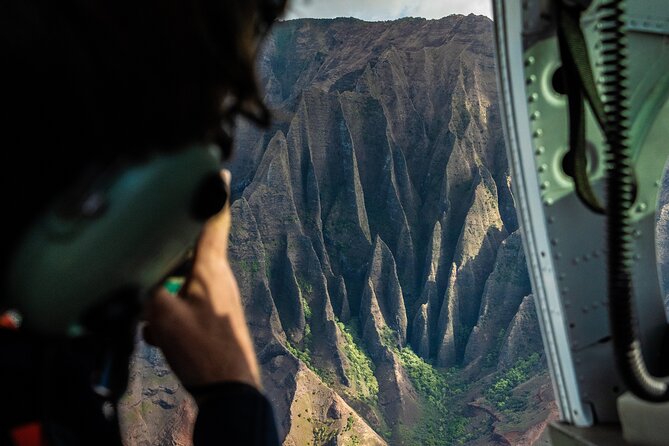 60-minute Guided Doors-Off Helicopter Tour in Kauai