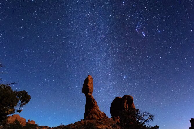 Astro-Photo, Hiking and Stargazing Tour in Arches National Park