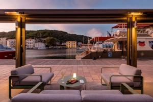 Best Western Hotel Du Roy D'aragon - Location and Accessibility