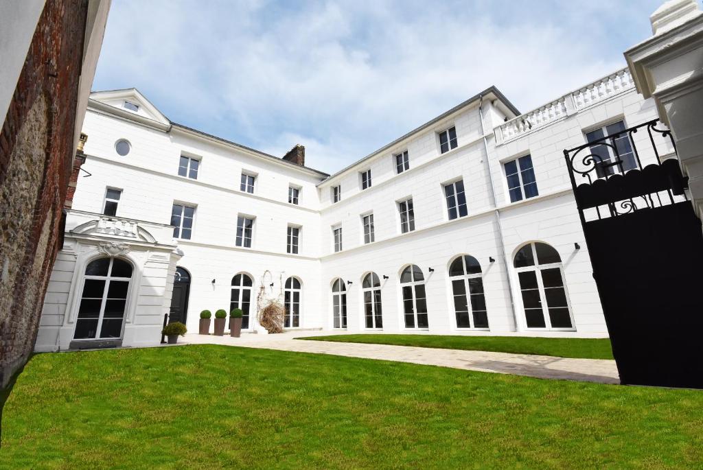 Bishop's Manor - Property Overview and Location