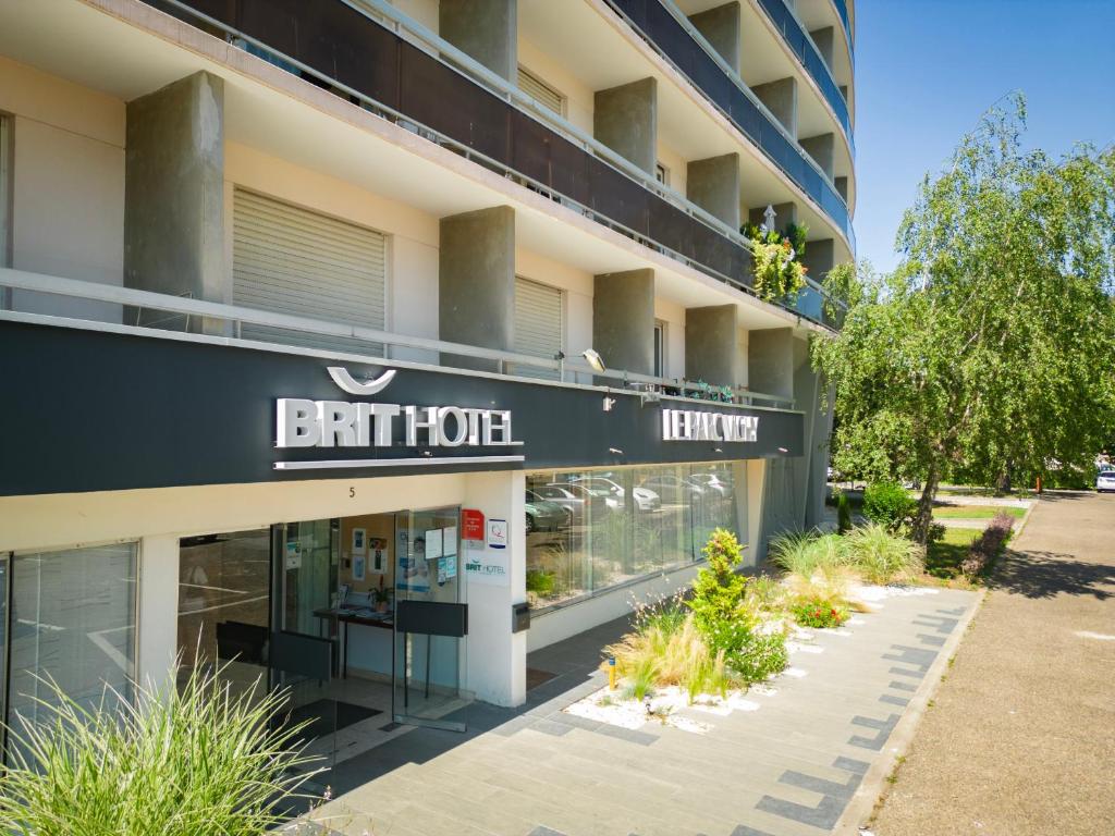 Brit Hotel Le Parc Vichy - Hotel Overview and Location