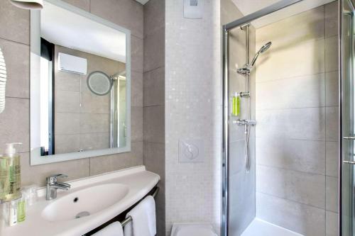 Brit Hotel Reims La Neuvillette - Location and Accessibility