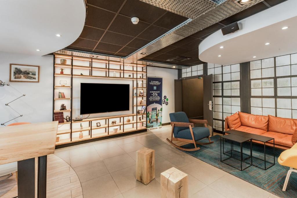 Campanile Chartres Centre - Train Station - Cathedral - Unbeatable Location Near Iconic Attractions