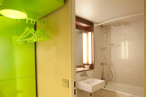 Campanile Clermont-Ferrand ~ Riom - Location and Accessibility