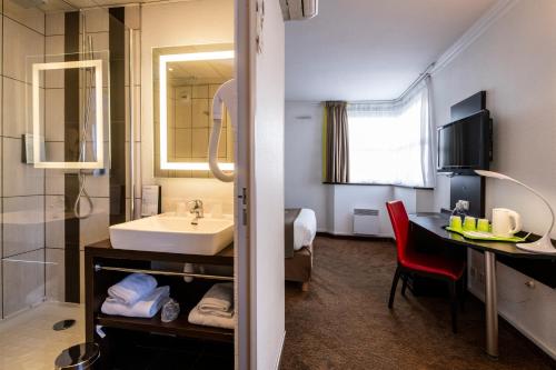 Campanile Reims Centre - Cathedral - Hotel Overview and Location