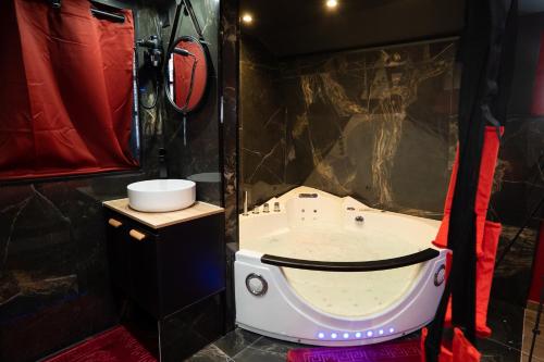 Capsule Secret - Jacuzzi - Netflix & Home Cinema - Couple Games - Pole Dance Bar - Overview of Capsule Secret