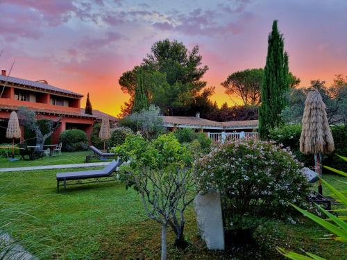 Castillon Des Baux - Hotel Overview and Location
