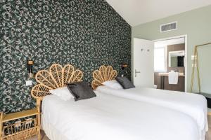 Central Hotel - Hotel Overview and Location