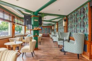 Dormy House - Location and Accessibility