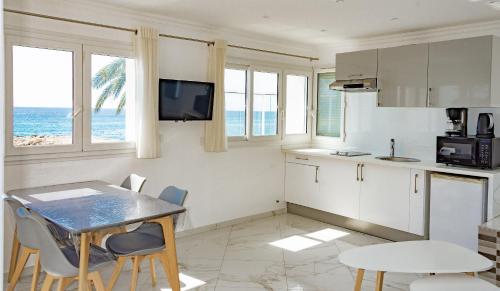 Hotel and Apartments Reine D'Azur - Location and Accessibility